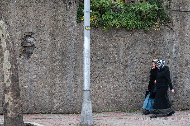 20100331_144400 D300.jpg - 2 women strolling on the 'shore road', Besiktas